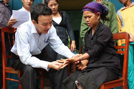 Cán bộ của Đoàn công tác Bộ Y tế đang khám bệnh cho người dân tại xã Ba Điền, huyện Ba Tơ.