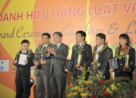 Bộ trưởng Hà Hùng Cường trao danh hiệu Luật sư của năm cho 5 Luật sư trong khuôn khổ Chương trình bình chọn năm 2010