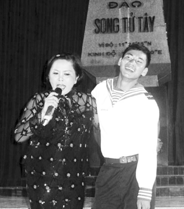 Ca sỹ Anh Đào biểu diễn cùng chiến sỹ trên đảo