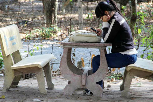 Khoản phí tàu xe đắt đó khiến nhiều bạn trẻ khất cơ hội về quê dịp nghỉ lễ.