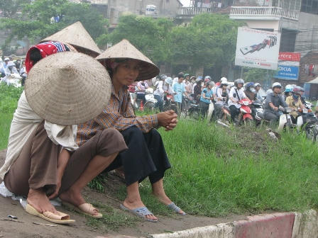 Nông dân mất đất lên Hà Nội mưu sinh. Ảnh: Hoàng Sơn