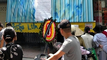 Dùng vòng hoa để uy hiếp con nợ