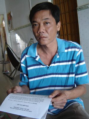 Anh Nguyễn Thành Nam với đơn kêu cứu các cơ quan chức năng phục hồi danh dự cho mình.