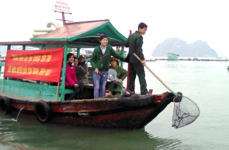 Thanh niên huyện Cát Hải, Hải Phòng tổ chức vớt rác trên vịnh Cát Bà.