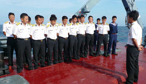 Trên Kỳ hạm HQ861, thuyền trưởng - Đại úy Phạm Trung Đông - tập trung cán bộ, chiến sỹ của tàu để phổ biến, quán triệt nhiệm vụ.