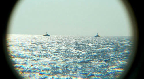 Hải quân Quân giải phóng nhân dân Trung Quốc cử hai tàu tên lửa số hiệu 752 và 753 tham gia tuần tra liên hợp với hai tàu của Việt Nam. Trong ảnh, hai tàu của Hải quân Quân giải phóng nhân dân Trung Quốc đang di chuyển phía bên kia đường phân giới vịnh Bắc Bộ.