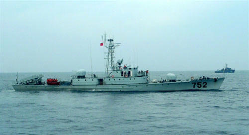 Kỳ hạm số hiệu 752 của Hải quân Trung Quốc tham gia chuyến tuần tra liên hợp. Đây là loại tàu tên lửa tấn công nhanh lớp “Hou xin” có lượng giãn nước 478 tấn đầy, kích thước 62,8m x 7,2m x 2,4m. Vận tốc tối đa của tàu đạt 28 hải lý/giờ. Nếu chạy với vận tốc kinh tế 18 hải lý/giờ, tàu có tầm hoạt động 750 hải lý. Quân số trên tàu khoảng trên dưới 70 người. Tàu được trang bị 4 quả tên lửa đối hải YJ-1 tầm bắn 40km hoặc tên lửa C802 tầm bắn 120km. Ngoài ra, tàu còn được lắp 4 khẩu pháo 37 mm và 4 pháo khẩu hai nòng 14,5mm.