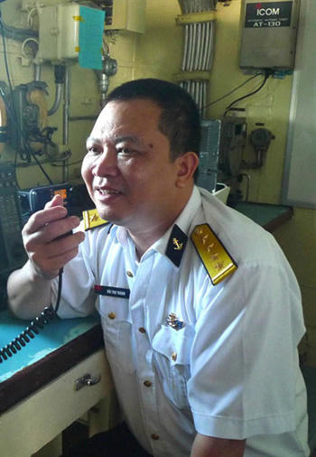 Đại úy Bùi Thọ Thành của Hải quân nhân dân Việt Nam liên lạc qua sóng ngắn với sỹ quan liên lạc trên Kỳ hạm 752 của Trung Quốc. Trong suốt quá trình thực hiện nhiệm vụ, Đại úy Thành luôn liên hệ chặt chẽ với tàu bạn để phối hợp các chi tiết thực hiện đợt tuần tra liên hợp lần thứ 13 và diễn tập chống cướp biển.