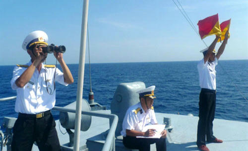 Thực hiện huấn luyện thu phát tín hiệu cờ tay với tàu Trung Quốc. Nhân viên tín hiệu, Trung úy Nguyễn Văn Thành đảm nhiệm việc phát cờ; Thượng úy Nguyễn Trung Kiên đọc điện; Trung tá Ngô Xuân Dưỡng, Trưởng ban thông tin Lữ đoàn, cầm ống nhòm giám sát quá trình huấn luyện. Quá trình luyện tập thu phát tín hiệu cờ tay diễn ra trong điều kiện thời tiết thuận lợi, đạt kết quả tốt.