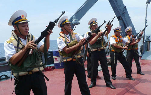 Trong đợt tuần tra liên hợp giữa hải quân hai nước, đã tiến hành diễn tập chống cướp biển với sự phối hợp của hai biên đội tàu. Trong ảnh, các chiến sỹ Hải quân nhân dân Việt Nam đang khám súng, chuẩn bị sẵn sàng cho mọi tình huống.