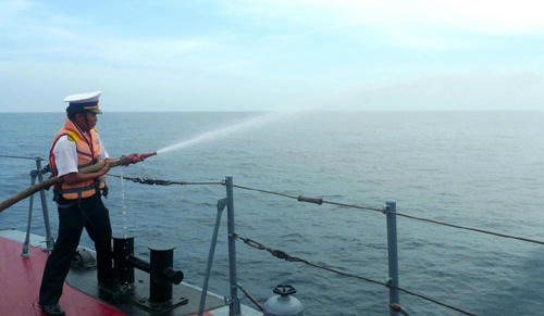 Phát hiện bọn cướp biển có ý định chạy trốn, Kỳ hạm HQ861 đã bắn đạn lửa cảnh cáo, đồng thời dùng súng nước để khống chế, bắt giữ toàn bộ toán cướp biển. Trong ảnh, Thiếu úy Nguyễn Tất Thành đang sử dụng súng nước trong hoạt động diễn tập chống cướp biển.