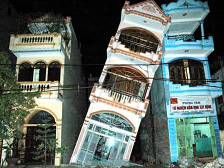 Những ngôi nhà nghiêng đang báo động thảm họa về xây dựng