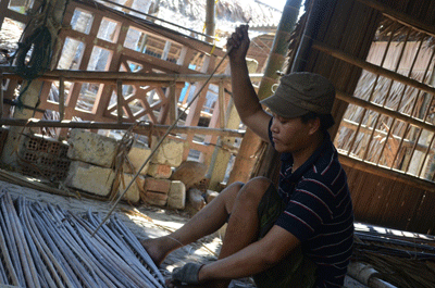 Nghề này cũng đòi hỏi sự tính toán chi li tỉ mỉ mới có thể tạo nên những tấm nẹp bắt mắt