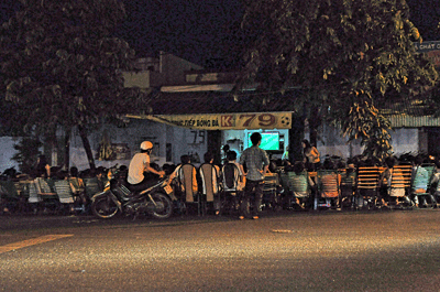 Các quán cà phê bóng đá nườm nượp khách đêm.