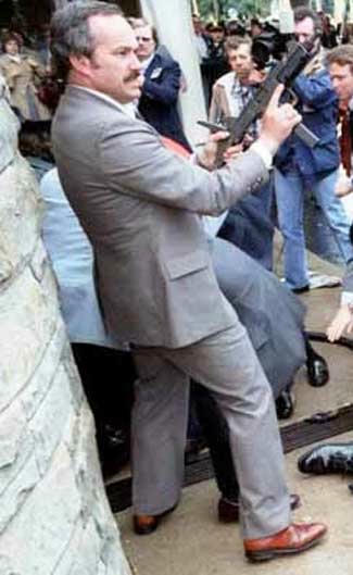 Nhân viên SS tại hiện trường vụ sát hại Tổng thống Regan năm 1981.