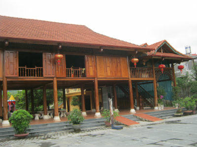 Căn nhà sàn của ông V. trị giá nhiều tỷ đồng đang được các cháu trông coi