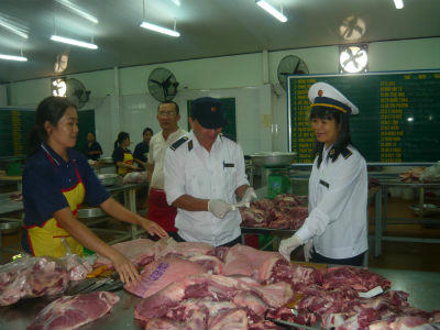 Thanh tra, kiểm tra chất lượng vật tư nông nghiệp và vệ sinh an toàn thực phẩm nông lâm thủy sản trên địa bàn thành phố Đà Nẵng. Ảnh: M.H