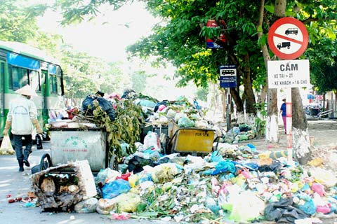 Rác ứ đọng mấy ngày liền trên một đường phố ở Vinh.