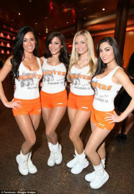 Trang phục truyền thống của nhân viên Hooter là quần ngắn và áo bó sát