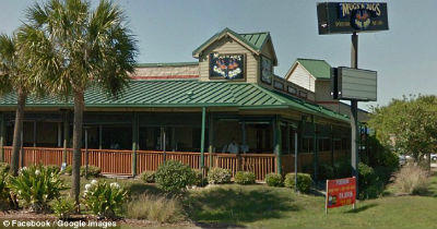 Mugs N Jug “kiếm ăn được” nhờ dàn tiếp viên “gợi cảm”