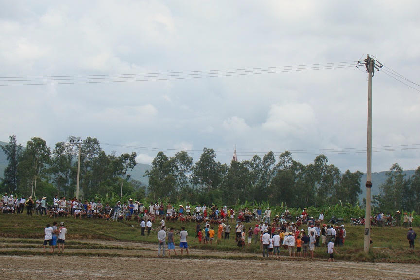 Người dân hiếu kỳ kéo nhau đến xem gây ùn tắc giao thông.