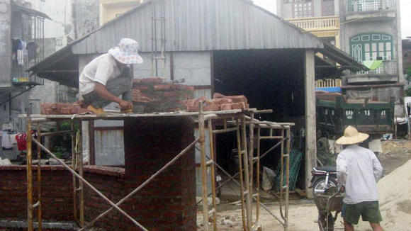 Quân cùng 3 đồng nghiệp đã trở lại làm việc bình thường