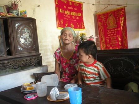 Bà Ý khóc lóc, ân hận vì cái chết của con gái.