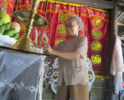 Người mẹ già đau khổ bên di ảnh con