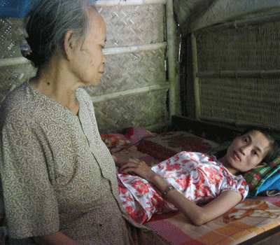 Niềm hy vọng leo lắt để bám lại cõi đời của ông bà là đứa con gái như ngọn đèn trước gió