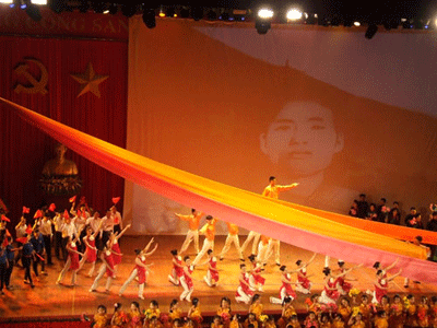 Một tiết mục văn nghệ tại buổi Lễ kỷ niệm 100 năm Ngày sinh Tổng Bí thư Nguyễn Văn Cừ