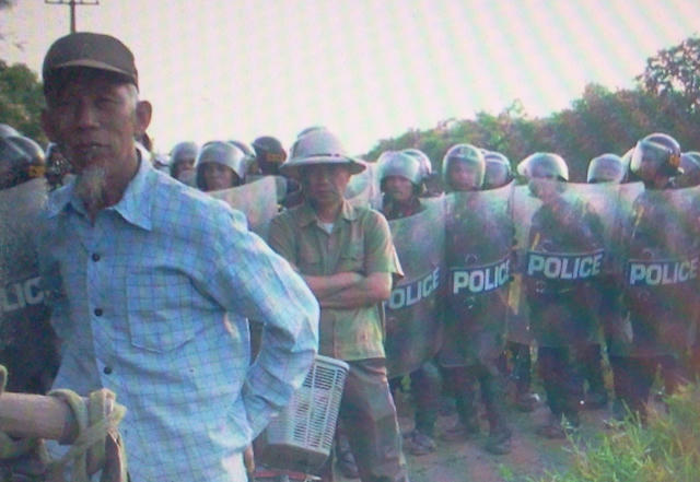 Quang cảnh một vụ cưỡng chế đất