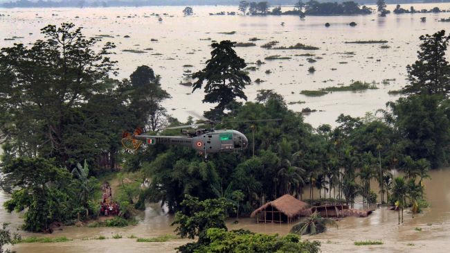 Khu vực Đông Bắc Ấn Độ chìm trong biển nước.  Ảnh: Presstv