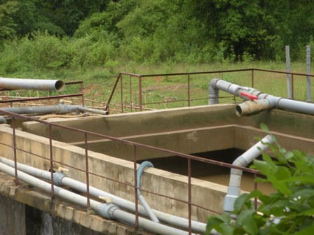 Chỉ duy nhất một bể được bơm nước lên và các hệ thống đường ống dẫn nước xả thải đều bị tháo rời.