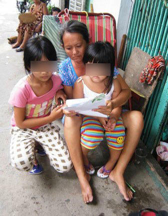 Mẹ và hai đứa con thơ dại của nạn nhân