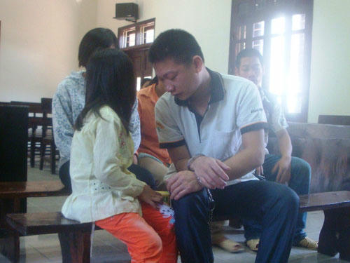 Phút đoàn tụ của bị cáo với vợ con trong giờ nghị án