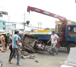 Xe cứu hộ được điều đến hiện trường di dời xe gặp nạn