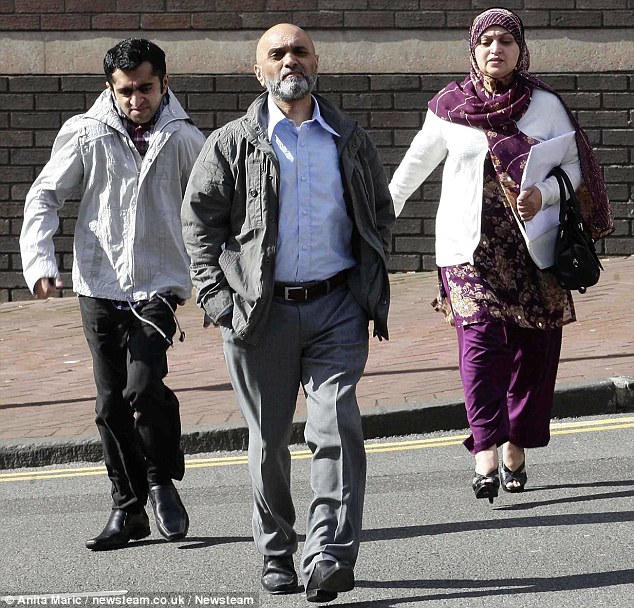 Mohammed Tauseef Mumtaz và cha mẹ khi rời tòa. Ảnh: DM