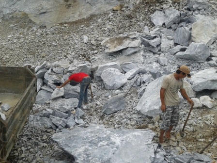 Công nhân lao động ở những điểm khai thác đá trái phép này làm việc không được cấp bảo hộ lao động.