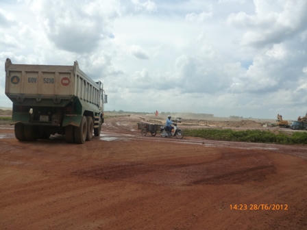 Mặt bằng khu công nghiệp Long Đức vẫn còn ngổn ngang. 