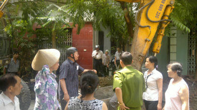 Trước thái độ kỳ lạ của vị Phó Chủ tịch phường, nhiều người dân   đã không còn giữ được bình tĩnh