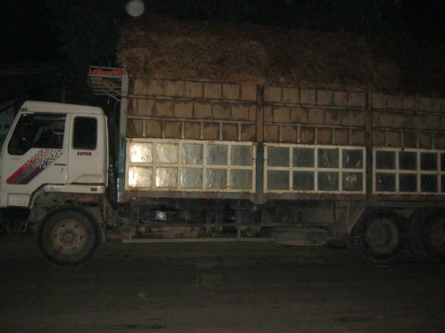  Xe tải chở phế thải của Luồng vẫn ngang nhiên lưu thông tại ngãn ba Đồng Tâm.