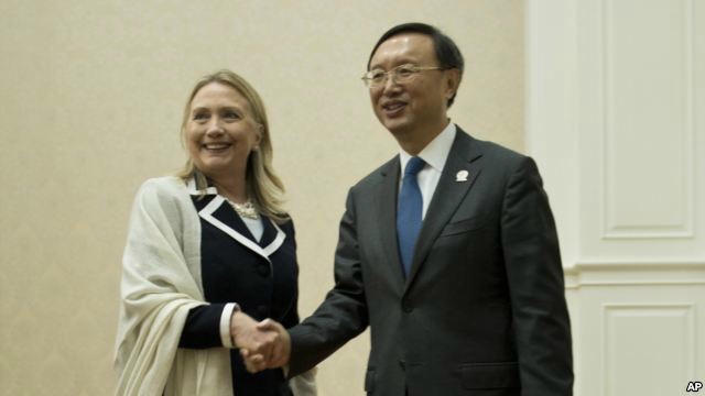 Ngoại trưởng Mỹ Clinton và Bộ trưởng Ngoại giao Trung Quốc. Ảnh: AP