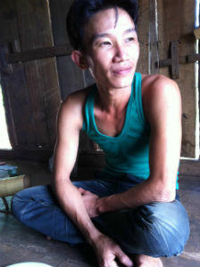 Anh Nguyễn Phi Long kể lại sự việc cho phóng viên