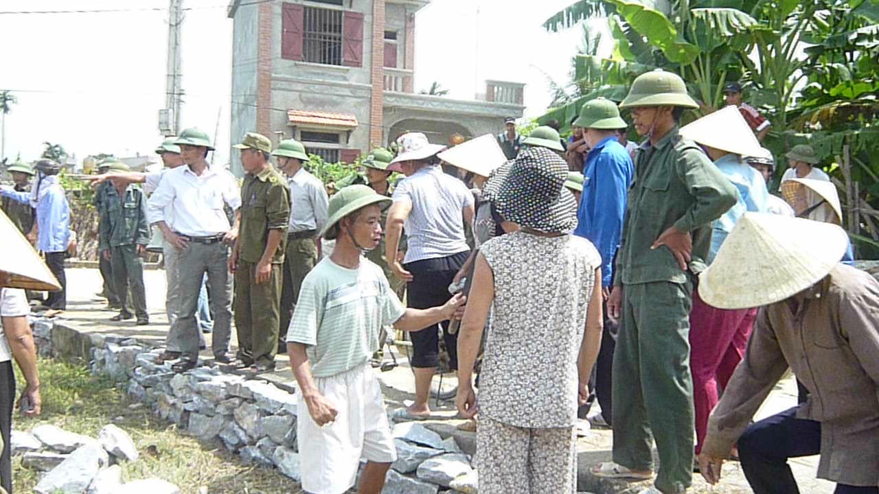 Nhiều người dân không đồng tình việc chính quyền ngăn cấm họ xây dựng tường rào khu khuôn viên cây xanh của khu tái định cư.