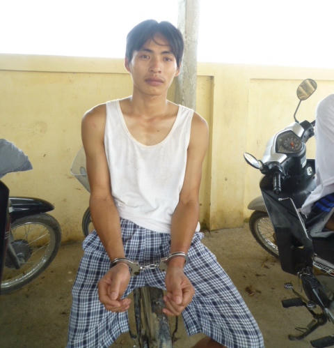 Anh Hậu bị còng cả hai tay ngay tại nhà xe của trụ sở xã Đồng Lộc.