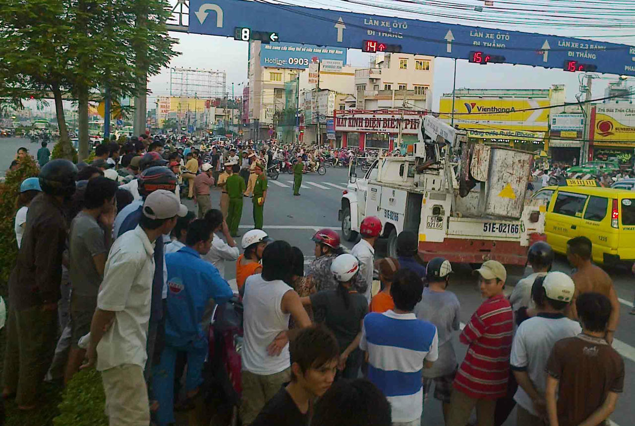 Nhiều người hiếu kỳ đứng vây quanh hiện trường xảy ra vụ việc