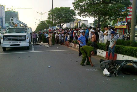 Hiện trường nơi anh Vũ thiệt mạng, chiếc xe máy văng ra xa gần 10 mét