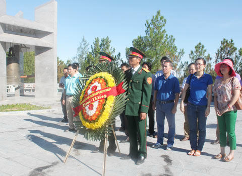  Ảnh 4: Đoàn đặt vòng hoa tại Nghĩa trang quốc gia đường 9.