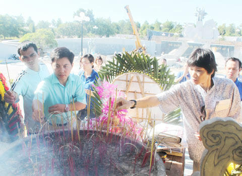 Ảnh 5:Đoàn dâng hương tại Nghĩa trang quốc gia đường 9.