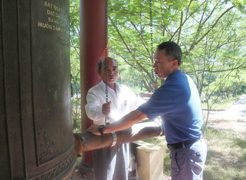 TBT Đào Văn Hội và PhóGgiám đốc Sở LĐTB&XH tỉnh Quảng Trị Hoàng Văn Thông thỉnh chuông tại Nghĩa trang Trường Sơn.